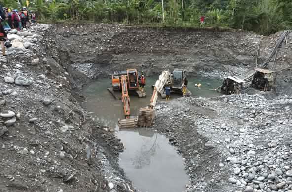 Excavaciones mineras para la búsqueda y extracción de oro en la Amazonía Ecuatoriana